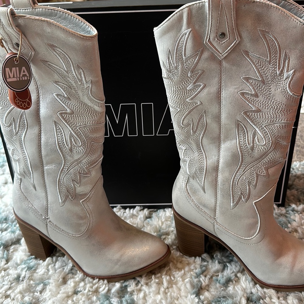 MIA Taley Silver Western Boots‎ 6 NIB